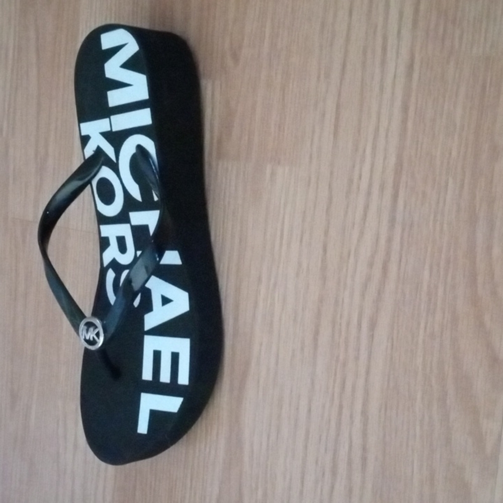 New MK Flip flops - Picture 2 of 5